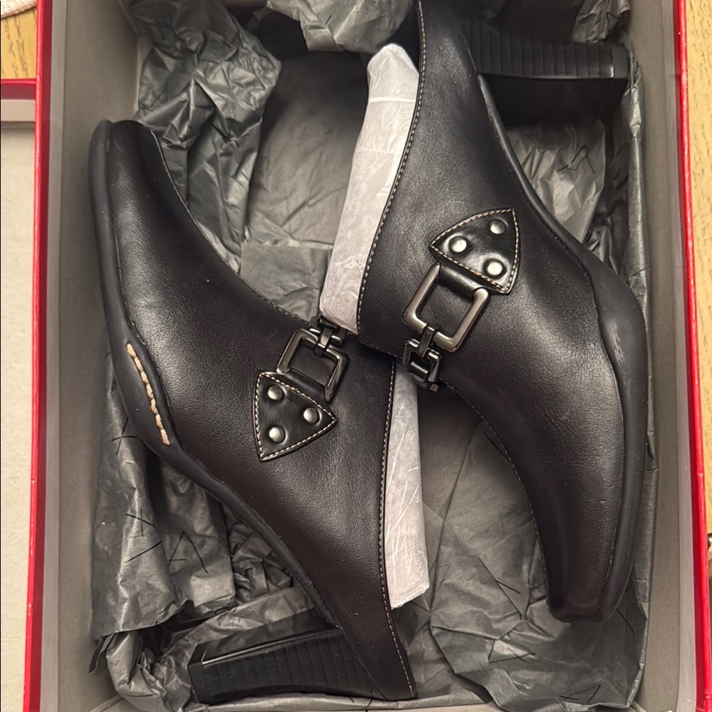 AEROSOLES Black Mules Timeless Comfort